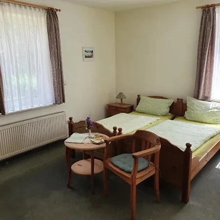 & Restaurant Zum Krug Im Gruenen Kranze 2*