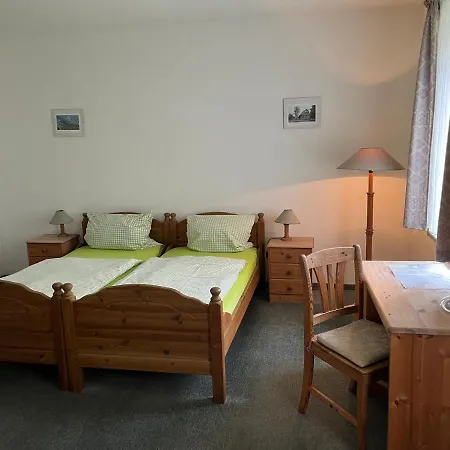 & Restaurant Zum Krug Im Gruenen Kranze 호텔 2*